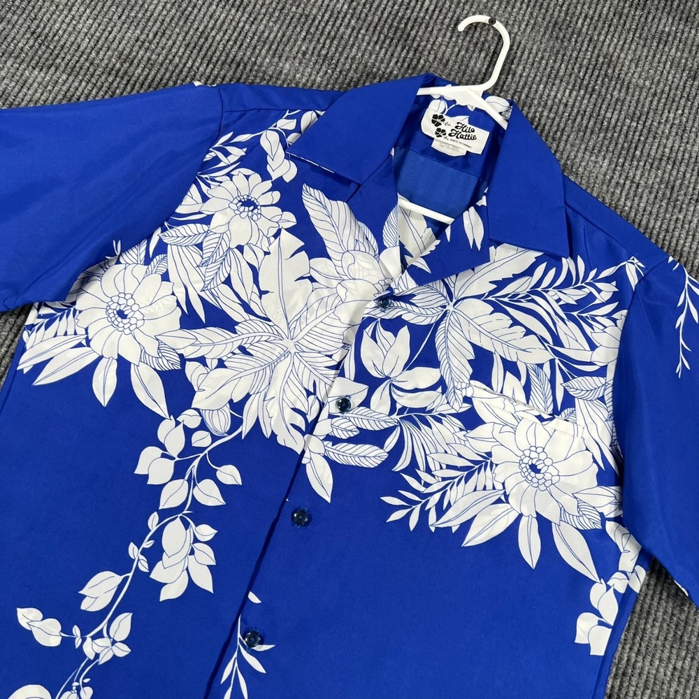 Hilo Hattie Performance Hawaiian Shirt Mens Medium Blue White Floral Short Sleev
